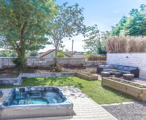 Lovely 1-bed Cottage In Kelty With Hot Tub