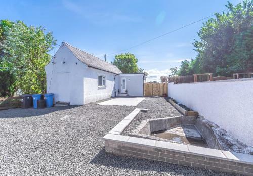 Lovely 1-bed Cottage In Kelty With Hot Tub