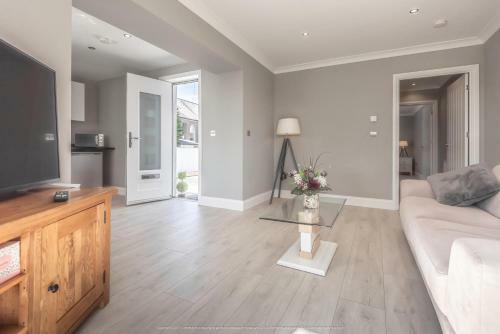 Lovely 1-bed Cottage In Kelty With Hot Tub