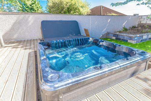 Lovely 1-bed Cottage In Kelty With Hot Tub