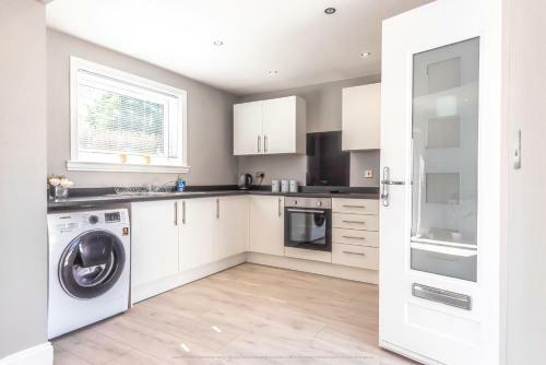 Lovely 1-bed Cottage In Kelty With Hot Tub