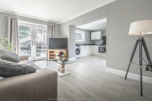 Lovely 1-bed Cottage In Kelty With Hot Tub