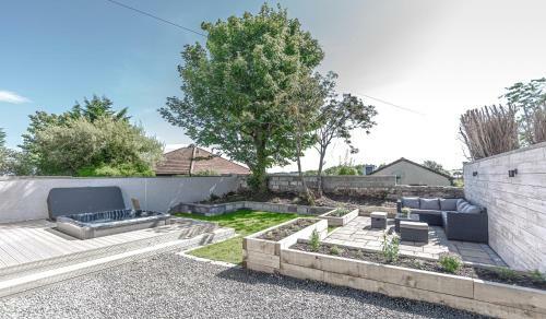 Lovely 1-bed Cottage In Kelty With Hot Tub