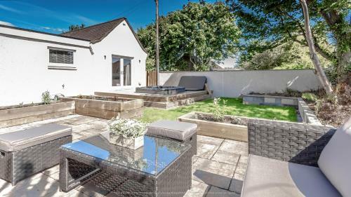 Lovely 1-bed Cottage In Kelty With Hot Tub
