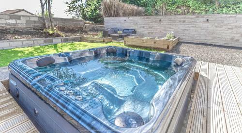 Lovely 1-bed Cottage In Kelty With Hot Tub