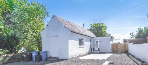 Lovely 1-bed Cottage In Kelty With Hot Tub