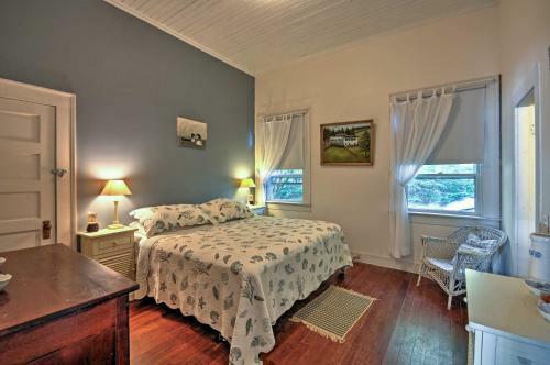 Charming Waterfront Winter Harbor Cottage With Views!