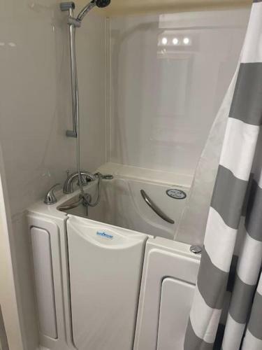 Entire Private Home - 2 Bedroom. Sleeps 3+