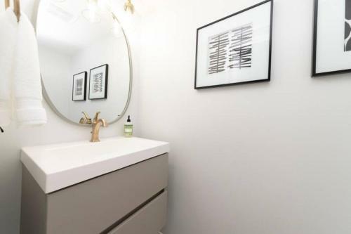 * Midcentury Modern Getaway * Prime Location *