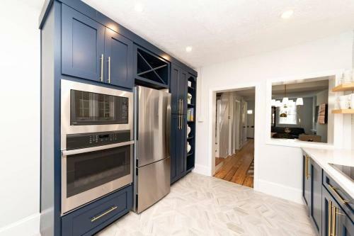 * Midcentury Modern Getaway * Prime Location *