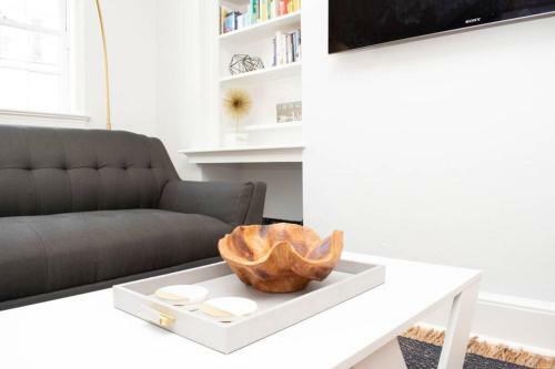 * Midcentury Modern Getaway * Prime Location *