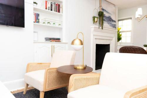 * Midcentury Modern Getaway * Prime Location *