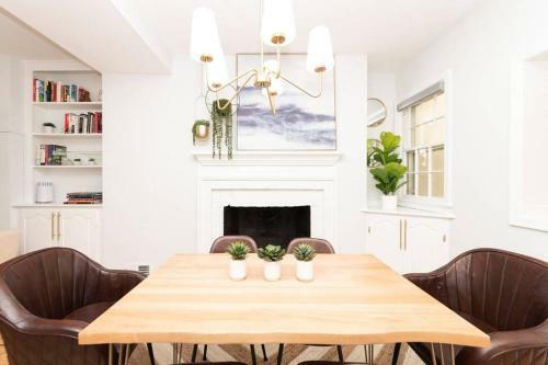 * Midcentury Modern Getaway * Prime Location *