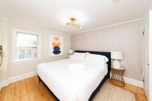 * Midcentury Modern Getaway * Prime Location *