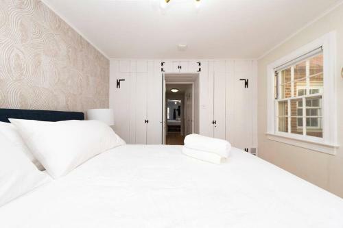 * Midcentury Modern Getaway * Prime Location *