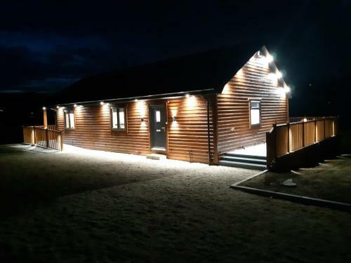 Lovely 3-bed Cabin In Meigh