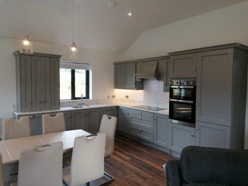 Lovely 3-bed Cabin In Meigh