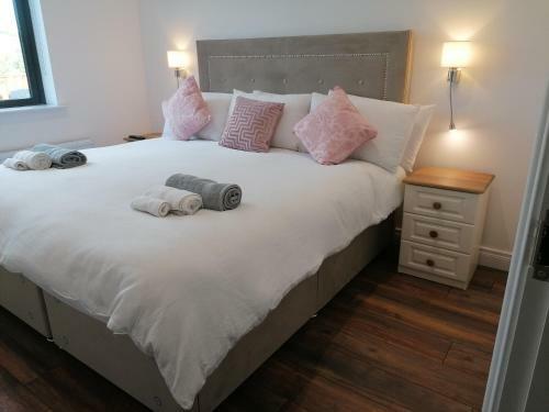 Lovely 3-bed Cabin In Meigh