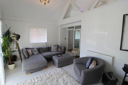 Beautifully Presented Three Bedroom House In Poole