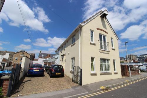 Beautifully Presented Three Bedroom House In Poole