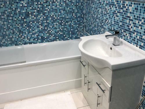 Nice 3-bed House In Farnham Royal Slough