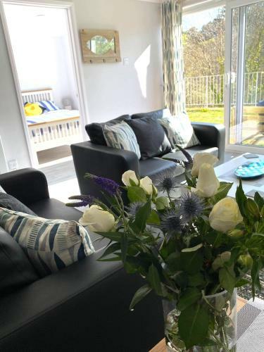 Captivating 2-bed Villa In Millendreath Near Looe