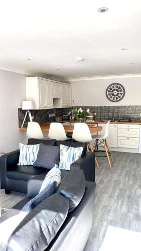 Captivating 2-bed Villa In Millendreath Near Looe