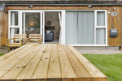 Captivating 2-bed Villa In Millendreath Near Looe