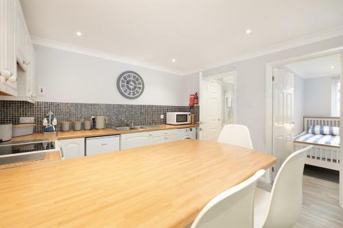 Captivating 2-bed Villa In Millendreath Near Looe