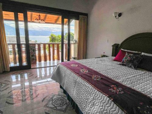 New ? 3 Spacious Bedrooms W/lake View And Garden