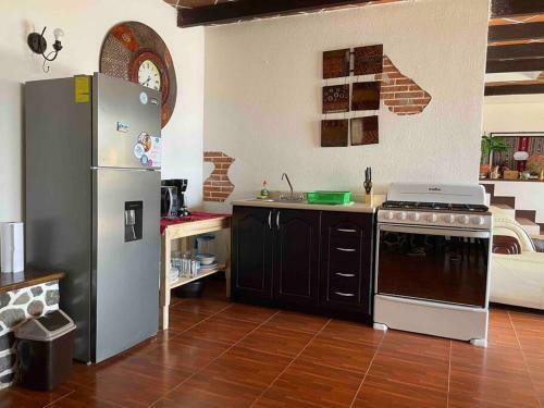 New ? 3 Spacious Bedrooms W/lake View And Garden