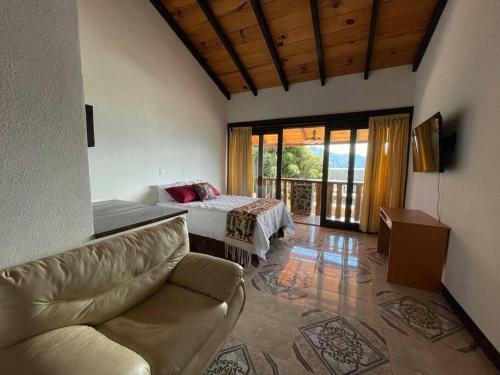 New ? 3 Spacious Bedrooms W/lake View And Garden