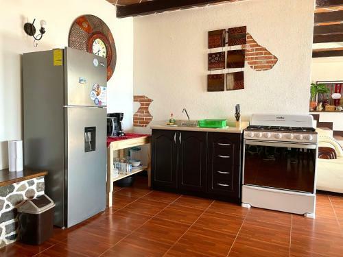 New ? 3 Spacious Bedrooms W/lake View And Garden