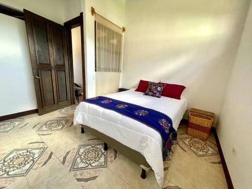 New ? 3 Spacious Bedrooms W/lake View And Garden