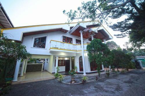 Hostal Airport Residence Inn