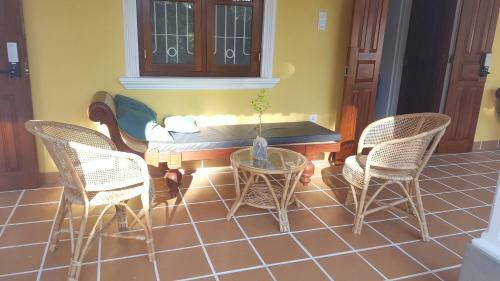 Hostal Ela House