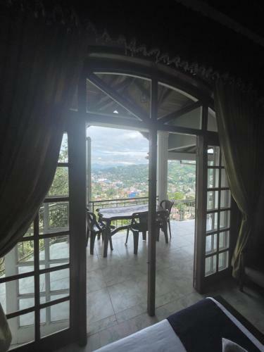 Kandyan Crown Hotel