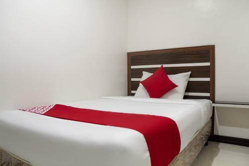 Hotel Vaccinated Staff - Oyo 165 Circle-b Apartelle & Suites