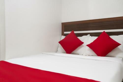 Hotel Vaccinated Staff - Oyo 165 Circle-b Apartelle & Suites