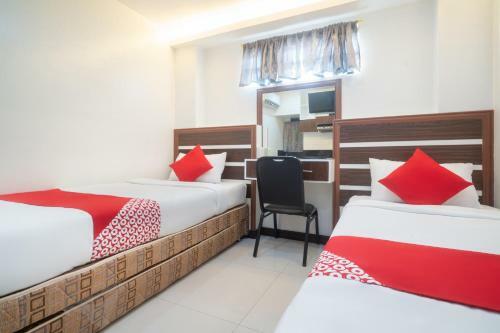 Hotel Vaccinated Staff - Oyo 165 Circle-b Apartelle & Suites