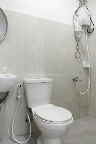 Hotel Vaccinated Staff - Oyo 165 Circle-b Apartelle & Suites
