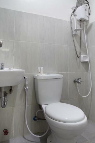 Hotel Vaccinated Staff - Oyo 165 Circle-b Apartelle & Suites