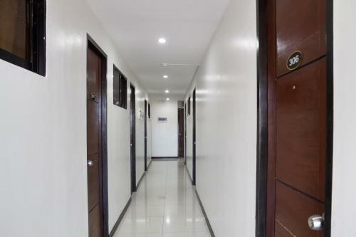 Hotel Vaccinated Staff - Oyo 165 Circle-b Apartelle & Suites