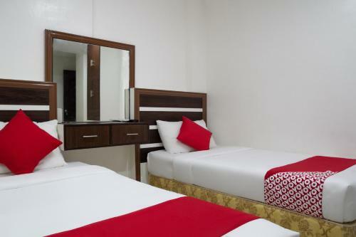 Hotel Vaccinated Staff - Oyo 165 Circle-b Apartelle & Suites