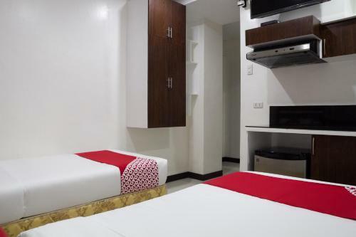Hotel Vaccinated Staff - Oyo 165 Circle-b Apartelle & Suites