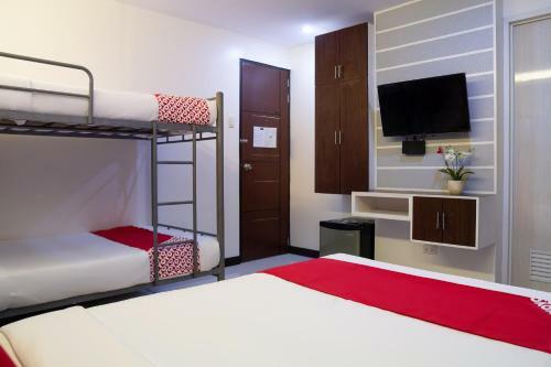 Hotel Vaccinated Staff - Oyo 165 Circle-b Apartelle & Suites