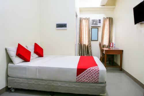 Vaccinated Staff - Oyo 442 Ipark Hotel