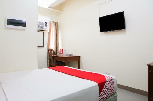 Vaccinated Staff - Oyo 442 Ipark Hotel