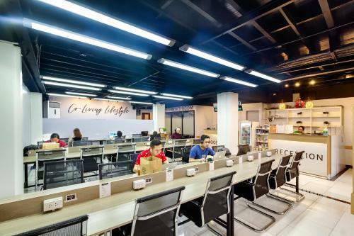 Nomad's Hub - Best Value Co-living Hostel