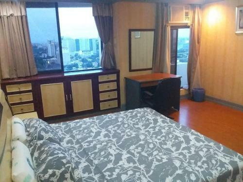 Hostal King Size Bed - Fast Fiber Optic Wifi